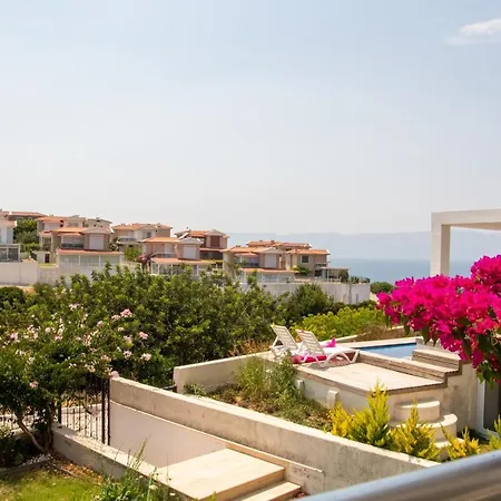 Peaceful House With Refreshing Terrace In Cesme